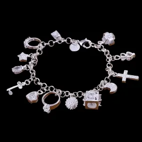 Bracelet à 13 breloques au coloris argent style charms très tendance !