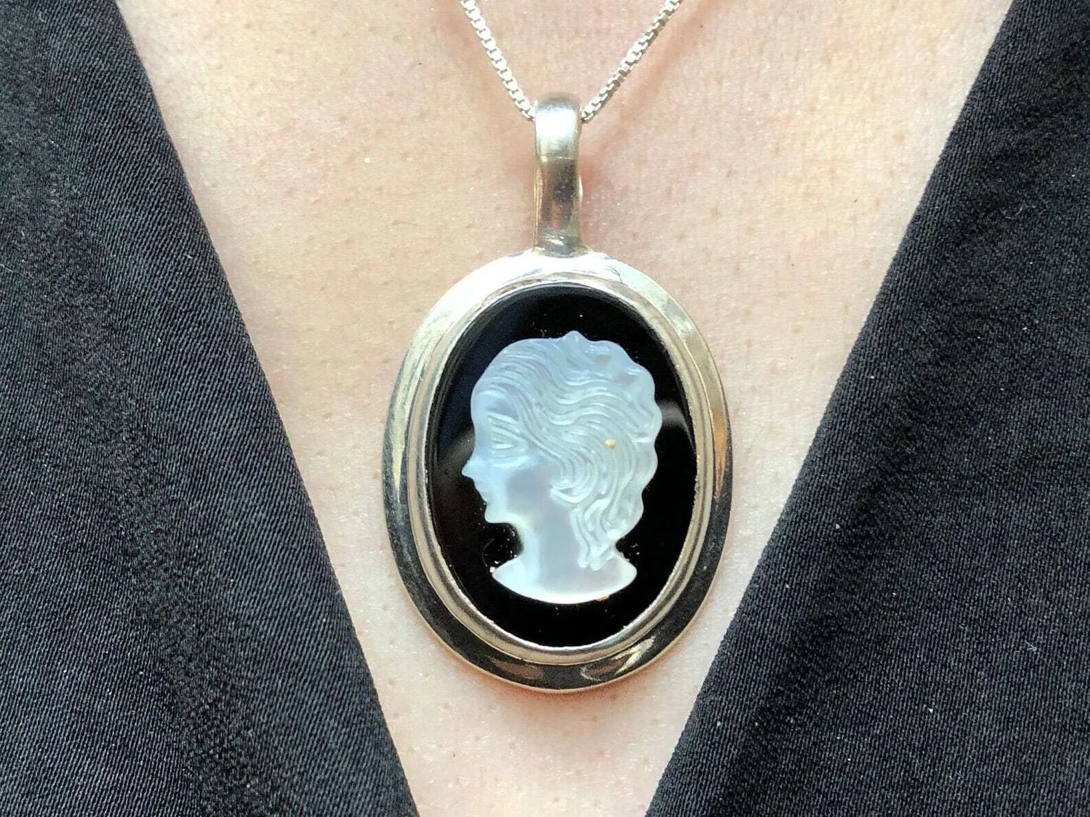 Cameo Necklace  - Lady Vintage Necklace - Real Mother of Pearl Pendant