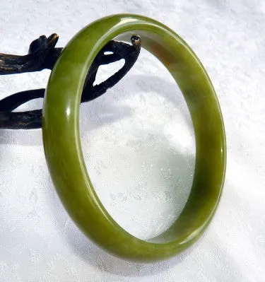 Good Green and "Kiss of Hong" Chinese "River Jade" Bangle Bracelet 69.5 mm (NJ2590)