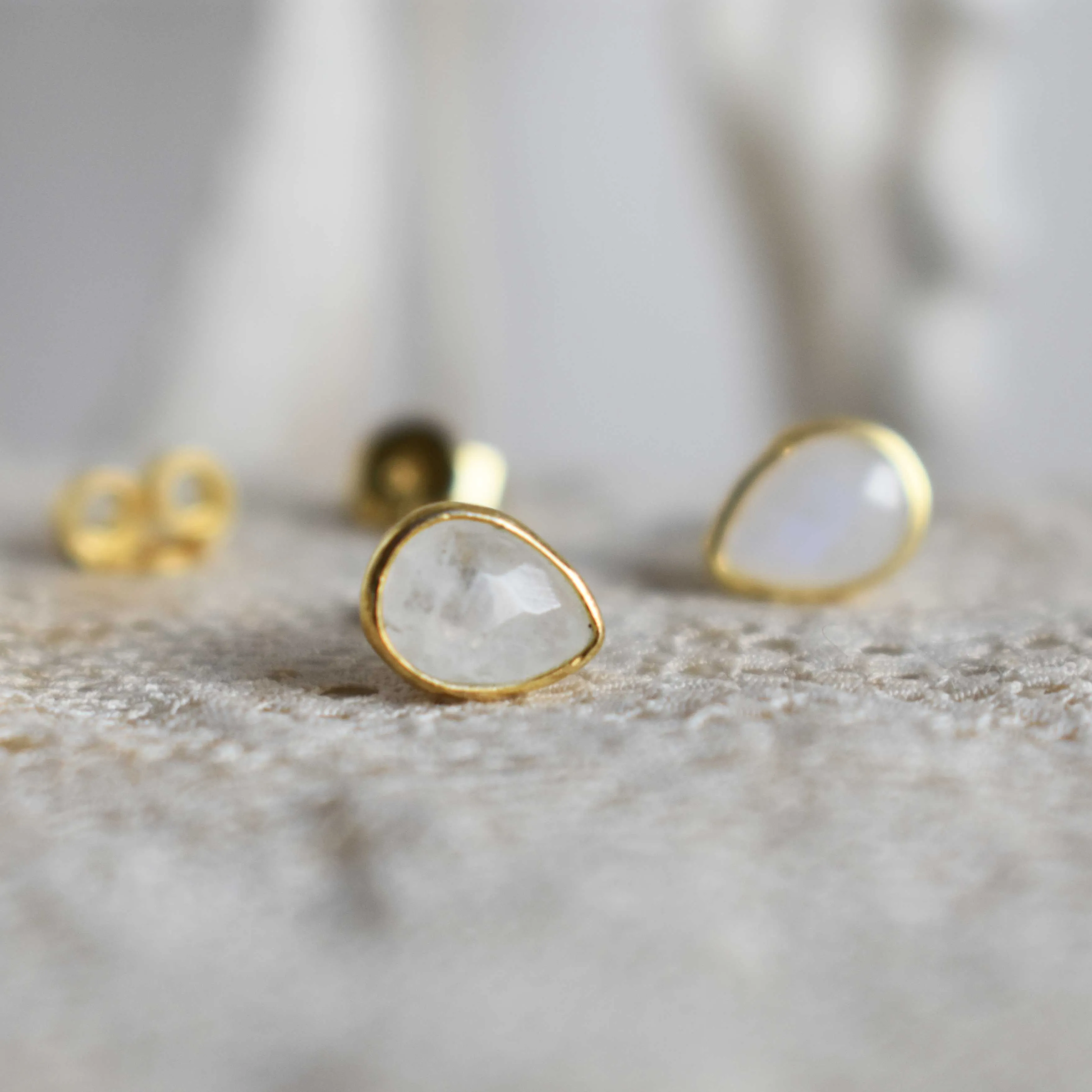 Moonstone | ‘laia’ earstuds | 24k Gold-plated