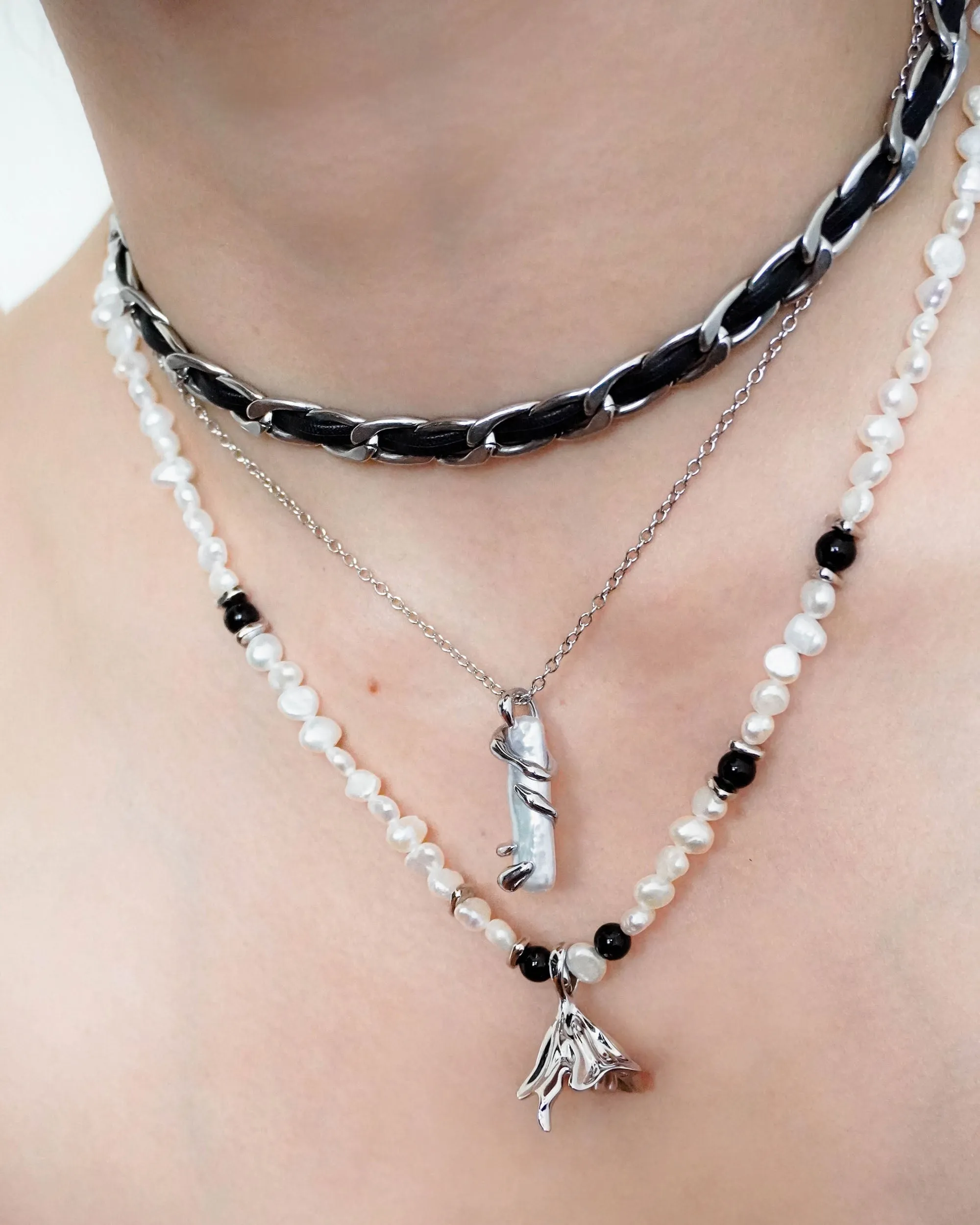 Victoria Onyx Pearls Necklace - Silver